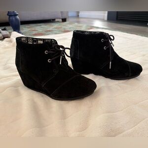 TOMS DESERT BLACK SUEDE WEDGES LIKE NEW 7.5